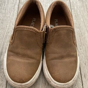 Toddler boys children’s place brown size 9 slip on shoes with Velcro close